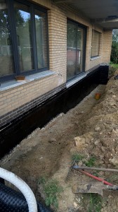 Pose de plaques de protection des soubassements contre l'humidité