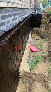 Pose d'une membrane de protection des soubassements contre l'humidité