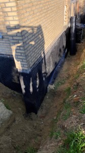 Pose d'une membrane de protection des soubassements contre l'humidité